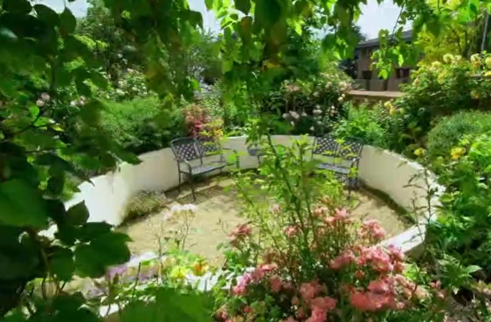 a garden in Leamington Spa designed by Tom Wolstenholme a garden in Leamington Spa designed by Tom Wolstenholme