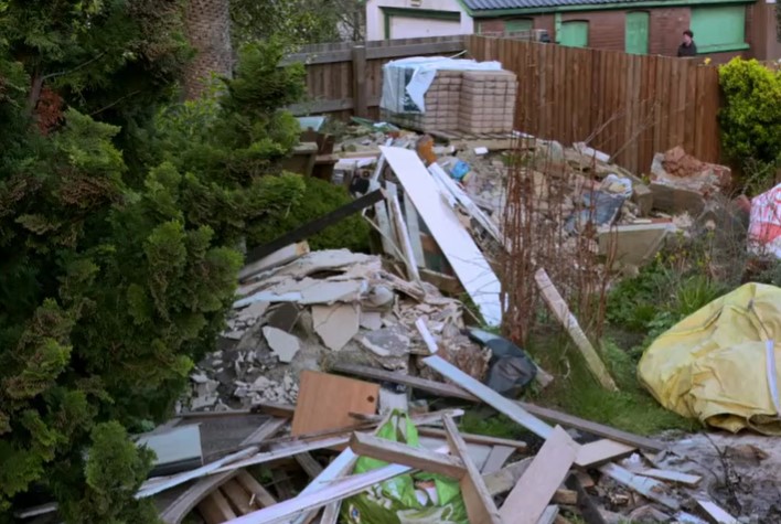 The garden is full of rubbish The garden is full of rubbish