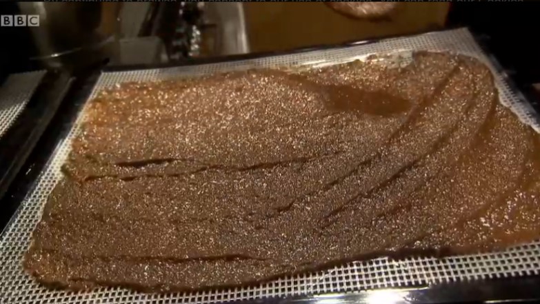 The pulp is spread out on a baking tray The pulp is spread out on a baking tray